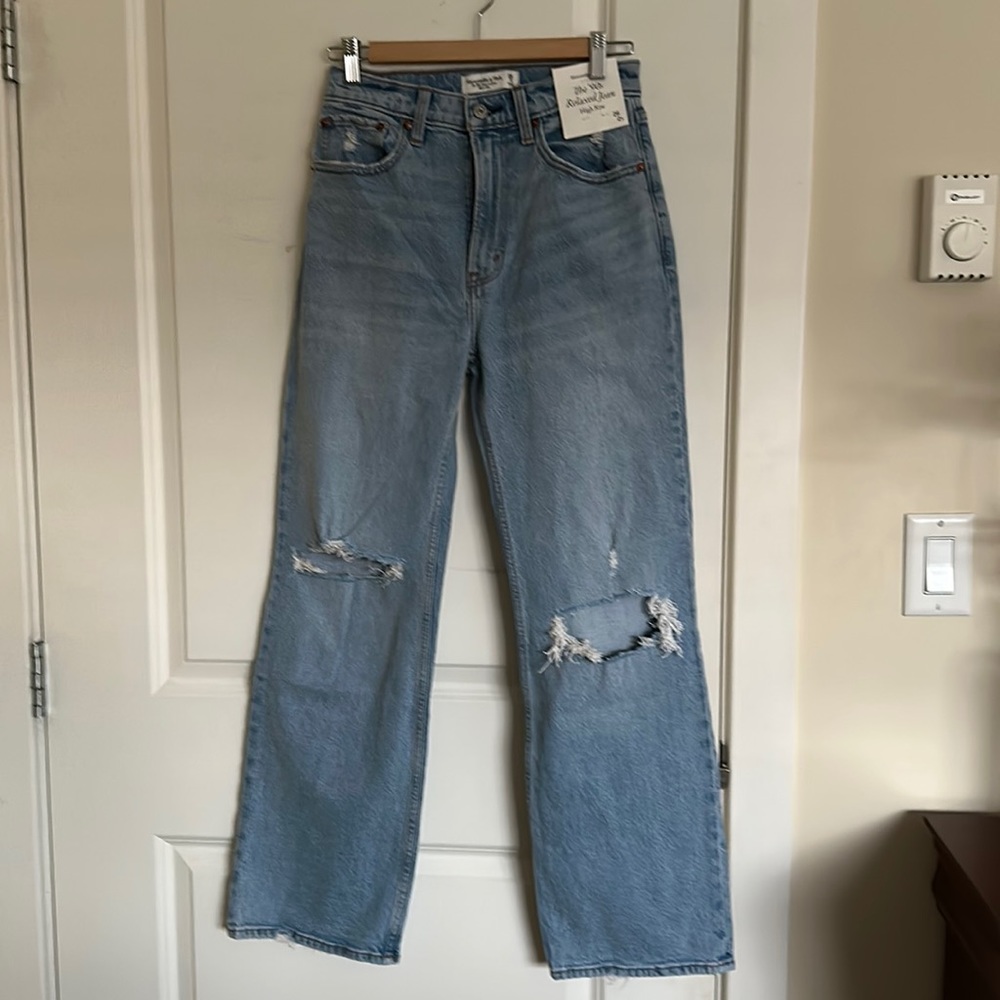 : NWT Abercrombie the 90,s relaxed jeans high rise